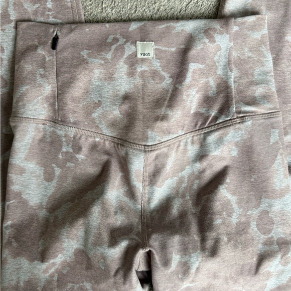 Vuori Pink and gray clean elevation leggings dogwood floral size xs - Picture 4 of 4